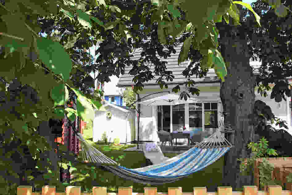 Blick auf Terrasse über Hängematte - Außenansicht Ferienhaus